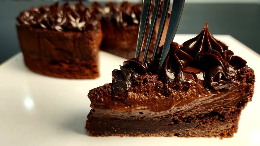 Triple Chocolate Cheesecake with Cream Cheese Filling – Bakery-Style & Mouth-Melting Recipe!